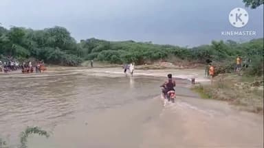 नैनवां: भजनेरी नदी पुलिया पार करते समय पति-पत्नी व एक वर्षीय बालक बहे, ग्रामीणों ने निकाला सुरक्षित