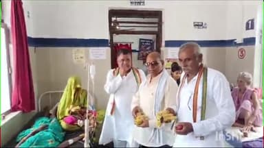 अजयगढ़: कांग्रेस पार्टी अजयगढ के पदाधिकारियों ने अस्पताल में फल वितरण कर मनाया पूर्व प्रधानमंत्री राजीव गांधी का जन्मदिन