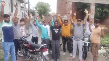 भरथना: नगला नगरु वार्ड नंबर 13 में बारिश से सड़क कीचड़ में हुई तब्दील, लोगों ने किया प्रदर्शन