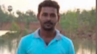 ஆவுடையார் கோவில்: மீமிசல் கடைவீதியில் பட்டா மாறுதலுக்கு லஞ்சம் பெற்ற VAO சதீஷ் குமாரை லஞ்ச ஒழிப்பு போலீஸார் கையும் களவுமாக பிடித்தனர்