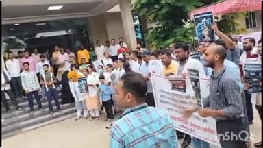 लखीमपुर: पश्चिम बंगाल के कोलकाता में महिला चिकित्सक की हुई निर्मम हत्या को लेकर,चिकित्सकों जिला अस्पताल में किया धरना प्रदर्शन