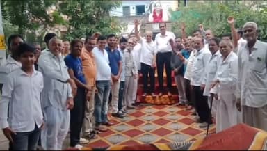 छोटीसादड़ी: पूर्व प्रधानमंत्री स्व. राजीव गांधी की जयंती पर गोमाना दरवाजा स्थित प्रतिमा पर कांग्रेस कार्यकर्ताओं ने किया माल्यार्पण