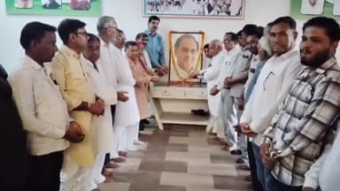 चूरू: पूर्व प्रधानमंत्री राजीव गांधी की जयन्ति पर कांग्रेस कार्यालय में पार्टी नेताओं किए पुष्प अर्पित