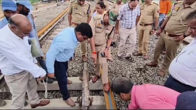 कानपुर: पनकी में डीसीपी पश्चिम ने लखनऊ से आई फॉरेंसिक टीम के साथ रेल हादसा घटनास्थल का किया निरीक्षण