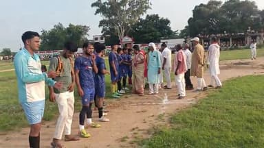बिहिया: जादोपुर गांव में बिहार उत्तर प्रदेश के बीच फुटबॉल मैच का हुआ आयोजन बिहार ने उत्तर प्रदेश को 3 - 0 से हराया