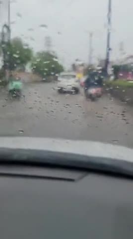 इंदौर 

*मात्र आधे घंटे की बारिश में शहर के अति व्यस्ततम मार्गो में से एक स्कीम नंबर 140 में सड़के जलमग्न*