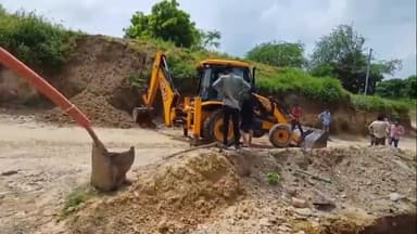 बूंदी: भजनेरी ओवरफ्लो पुलिया से लोगों के निकलने की शिकायत पर प्रशासन हुआ अलर्ट जेसीबी से मिट्टी डलवाकर मार्ग को कराया बंद