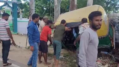 लखीसराय: तेतरहट में टेंपो वाहन की मारूति 800 से हुई टक्कर,टेंपो वाहन पलटा, चालक घायल