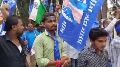 इंदौर: भारत बंद के आह्वान के मद्देनजर कलेक्ट्रेट के सामने भीम आर्मी के सदस्यों ने किया चक्काजाम