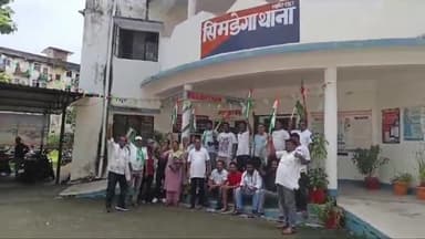 सिमडेगा: भारत बंद को लेकर सिमडेगा में प्रदर्शन कर रहे राजनीतिक दल के नेताओं को पुलिस ने किया गिरफ्तार, थाने में किया प्रदर्शन