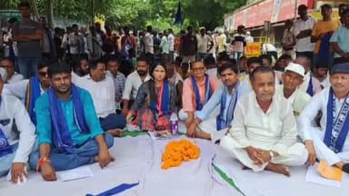 जमुई: भारत बंद के दौरान कचहरी चौक को जामकर दिया धरना, इंडिया गठबंधन ने किया समर्थन, सुप्रीम कोर्ट के फैसले का किया विरोध