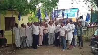 नैनवां: नैनवा शहर में भारत बंद के दौरान बाजार रहे बंद, अनुसूचित जाति जनजाति संयुक्त संघर्ष समिति ने दिया ज्ञापन