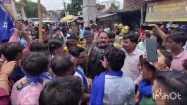 जलेसर: आगरा चौराहे पर आरक्षण के मुद्दे पर भारत बंद को लेकर बहुजन समाज पार्टी व भीम आर्मी के कार्यकर्ताओं ने लगाया जाम