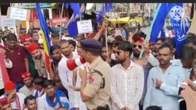 ललितपुर: आरक्षण में क्रीमी लेयर लागू करने के विरोध के दौरान ललितपुर में प्रदर्शनकारियों के बीच फंसी स्कूली बस, वीडियो वायरल