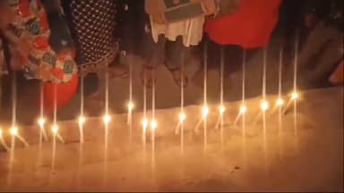 पलासी: देशभर में हो रहे महिलाओं पर अत्याचार के विरोध में कुजरी गांव में महिलाओं ने निकाला कैंडल मार्च