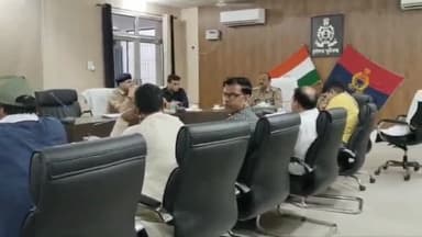 इटावा: इटावा पुलिस लाइन नवीन सभागार में व्यापारी सुरक्षा प्रकोष्ठ की बैठक एसपी सिटी अभय नाथ त्रिपाठी की अध्यक्षता में संपन्न