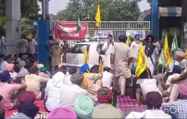 ਐਸਏਐਸ ਨਗਰ ਮੁਹਾਲੀ: ਮਹਾਲੀ ਦੇ ਫੇਸ ਛੇ ਵੇਰਕਾ ਪਲਾਂਟ ਦੇ ਮੇਨ ਗੇਟ ਤੇ ਕਿਸਾਨਾਂ ਨੇ ਜੜਿਆ ਜਿੰਦਰਾ ਮੁਲਾਜ਼ਮ ਫਸੇ ਅੰਦਰ ਪੁਲਿਸ ਨੇ ਬੜੀ ਮੁਸ਼ਕਿਲ ਨਾਲ ਖੁਲਵਾਇਆ ਗਿਆ