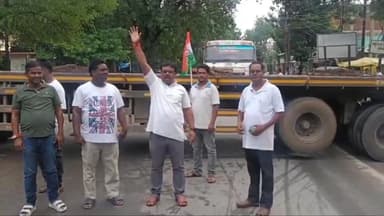 सिमडेगा: आरक्षण को लेकर बुलाए गए भारत बन्द के समर्थन में सिमडेगा कांग्रेस ने रोड में बड़ी वाहन खड़ी कर किया रोड जाम