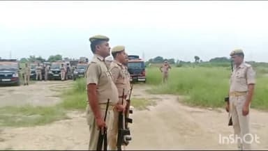 औरैया: ककोर स्थित पुलिस अधीक्षक कार्यालय के समीप मैदान में पुलिस कर्मियों को कराया गया बलवा एवं माक ड्रिल का रिहर्सल