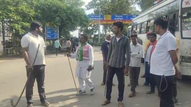 लोहरदगा: लोहरदगा में भारत बंद के समर्थन में सड़कों पर उतरे झामुमो के कार्यकर्ता