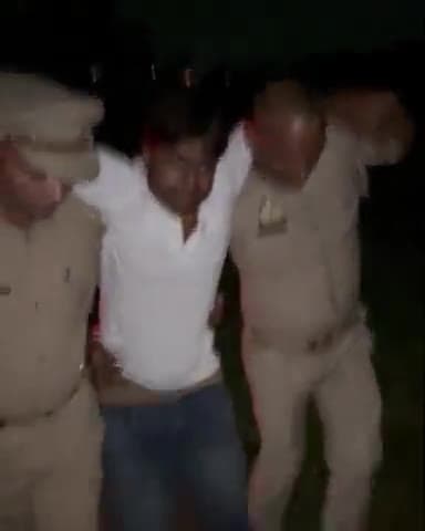 शाहगंज: योगी तिराहे पर पुलिस के साथ हुई मुठभेड़ दो शातिर हिस्ट्रीशीटर अभियुक्तों के पैर में लगी गोली