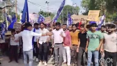 बाह: पिनाहट में भारत बंद के दौरान आरक्षण में छेड़छाड़ के विरोध में प्रदर्शन, बाजार में मिला-जुला असर