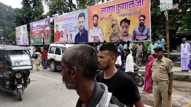 समस्तीपुर: भीम आर्मी के कार्यकर्ताओं में आरक्षण के मुद्दे को लेकर शहर के ओवर ब्रिज के पास आगजनी कर दरभंगा पटना मार्ग को किया जाम