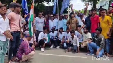 असरगंज: भारत बंद के दौरान असरगंज प्रखंड कार्यालय के समीप असरगंज सुल्तानगंज तारापुर मुख्य मार्ग को बंद समर्थकों ने किया जाम