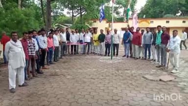 सारंगपुर: अनुसूचित जाति जनजाति संयुक्त मोर्चा ने SDM कार्यालय में SDM को राष्ट्रपति के नाम सौंपा ज्ञापन