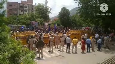 जालौर: अनुसूचित जाति-जनजाति संघर्ष समिति द्वारा अतिरिक्त जिला कलेक्टर को कलेक्ट्रेट के मुख्य गेट पर दिया गया ज्ञापन