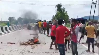 गिरियक: भारत बंद के समर्थन में भीम आर्मी एवं एससीएसटी संघर्ष मोर्चा कार्यकर्ताओं ने रैतर पीएसएस के समीप सड़क किया जाम