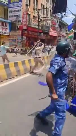 "साहब माफ़ कर दीजिए..." 

लाठी चार्ज के दौरान एसडीएम को लगी लाठी। पुलिस वाले ने गलती से SDM पर ही भांज दी लाठी।