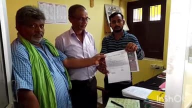 नावकोठी: राजद नेता ने नावकोठी थाना चौक के सड़क पर बने गड्ढे को सही करवाने की मांग को लेकर बीडीओ को दिया ज्ञापन