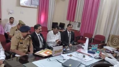 हरदोई: जनपद न्यायाधीश ने अपने चैम्बर में राष्ट्रीय लोक अदालत के मद्देनजर जिले के प्रशासनिक अधिकारियों के साथ की बैठक