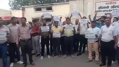 मुरादाबाद: पीडब्ल्यूडी में विभागीय कर्मियों ने एक्सईएन की कार्यशैली व अभद्र व्यवहार को लेकर कार्य बहिष्कार कर किया विरोध प्रदर्शन