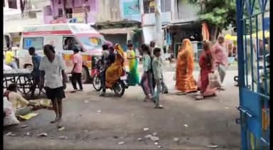 देवेंद्रनगर: देवेंद्रनगर अस्पताल के सामने सड़क पर दुकानें लगने से जाम में एंबुलेंस भी फंसी रही = सीबीएमओ डा अभिषेक जैन ने दी जानकारी