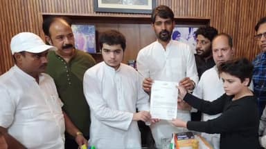 रामपुर: गुरुवार को कांग्रेस के राष्ट्रीय सचिव प्रदीप नरवाल ने अरशद अली खान गुड्डू के घर पहुंच कर शोक संवेदना प्रकट की