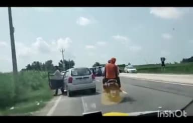 ਖਰੜ: ਬੜੋਦੀ ਟੋਲ ਪਲਾਜਾ ਵਿਖੇ ਇੱਕ ਕਾਰ ਦੀ ਖੱਡੇ ਚ ਵੱਜਣ ਕਰਕੇ ਟਾਇਰ ਫਟ ਗਿਆ ਅਤੇ ਰਿਮ ਵੀ ਟਿਡਾ ਹੋ ਗਿਆ ਗਨੀਮਤ ਜਾਣ ਦਾ ਕੋਈ ਨੁਕਸਾਨ ਨਹੀਂ ਹੋਇਆ