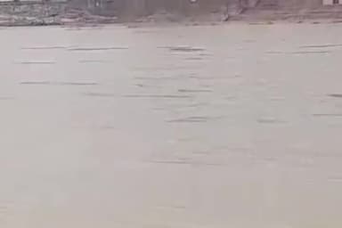 कैंपियरगंज: कैंपियरगंज पीपीगंज के रास्ते बह रही राप्ती नदी का बढ़ा जलस्तर, 30 सेंटीमीटर बढ़ा राप्ती का जलस्तर