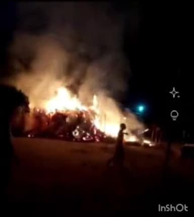 शिवहर: बुधवार की देर रात तरियानी के लोहसुरका में भूसा के घर में लगी आग, हजारो रुपये की संपत्ति जलकर हुआ राख