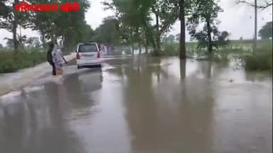 पलिया-भीरा मार्ग पर बन्द हुआ आवागमन, खननमाफियाओं को कोस रही पलिया की जनता