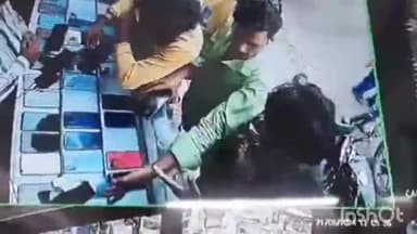 लखीमपुर: खीरी कस्बा में एक मोबाइल की दुकान पर चोर ने मोबाइल चोरी की घटना को दिया अंजाम वारदात सीसीटीवी कैमरे में हुई कैद