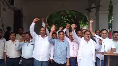 गोंडा: एडीएम कार्यालय के सामने कलेक्ट्रेट के कर्मचारियों ने 22 सूत्री मांगों को लेकर किया एक दिवसीय धरना प्रदर्शन,
