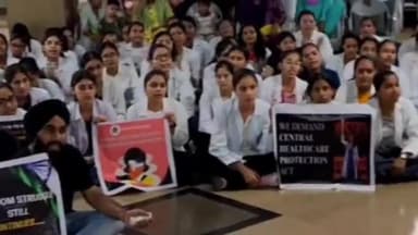 करनाल: केसीएमसी में कोलकाता में हुई डॉक्टर स्टूडेंट की हत्या के मामले में डॉक्टर-स्टूडेंट ने  किया प्रदर्शन