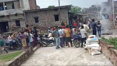 शिवहर: सड़क पर जल जमाव को लेकर शिवहर पिपराही SH- 54 पर मेसोढा के पास सड़क पर आगजनी व बांस बल्ला से घेरकर किया गया जाम, आवागमन ठप