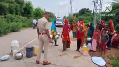 इंद्रगढ़: इंद्रगढ़ बंजारा में पानी की समस्या से जूझ रही महिलाओं में इन्द्रगढ़ सुमेरगंज मंडी रोड पर लगाया जाम