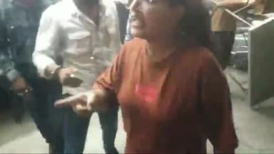 इंदौर। मेघदूत चौपाटी पर अतिक्रमण हटाने गए कर्मचारियों को आर्टिफिशियल ज्वेलरी बेचने वाली युवती ने मारा थप्पड़।
केस दर्ज।।