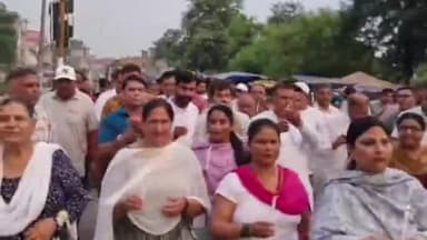 पंचकूला: कोलकाता की डॉक्टर को इंसाफ दिलवाने के लिए पिंजौर थाने से विधायक प्रदीप चौधरी की अध्यक्षता में निकाला गया कैंडल मार्च