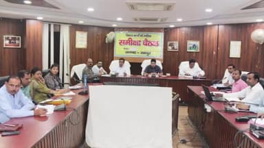 रामपुर: जिलाधिकारी की अध्यक्षता में विकास भवन सभागार में निर्माण और विकास कार्यों के प्रगति की समीक्षा बैठक सम्पन्न हुई