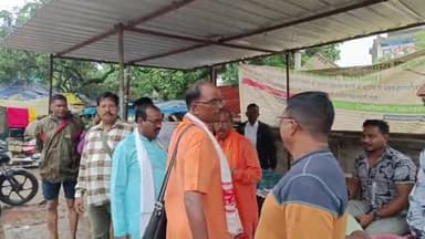 सिमडेगा: सिमडेगा बस स्टैंड पहुंच कर प्रशासन से आक्रोशित भाजपा के लोगों ने यात्री बसों का कराया परिचालन ठप्प